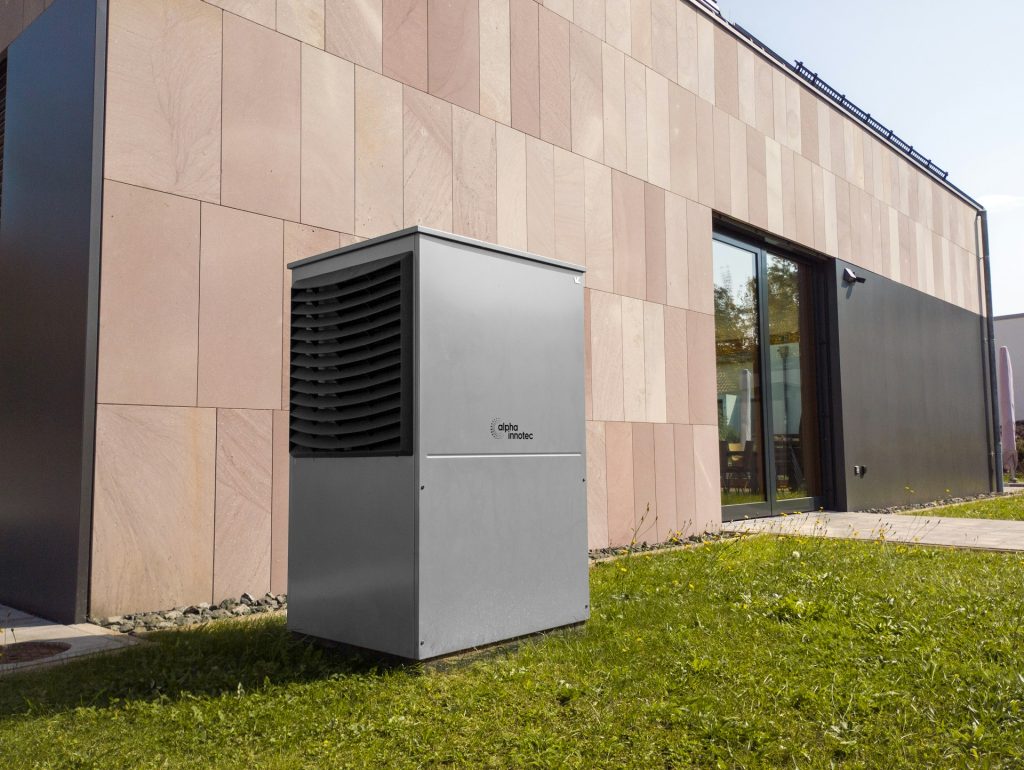 Een warmtepomp bij nieuwbouw of verbouwing: wanneer moet je er rekening mee houden? Wie een huis bouwt of grondig gaat verbouwen, krijgt te maken met ontzettend veel keuzes. Van isolatie en beglazing tot vloerverwarming, ventilatie en zonnepanelen. Ook de manier waarop je de woning straks gaat verwarmen verdient al vroeg aandacht. Een warmtepomp is daarbij een veelgekozen oplossing. Maar wanneer moet je daar tijdens een bouw- of verbouwproject eigenlijk rekening mee houden? Het liefst eerder dan je misschien denkt. Begin bij de isolatie van de woning Een energiezuinig verwarmingssysteem begint niet bij de installatie zelf, maar bij de woning. Hoe minder warmte een huis verliest, hoe minder energie er nodig is om het comfortabel te houden. Bij nieuwbouw wordt hier vanaf het ontwerp al rekening mee gehouden. Bij een verbouwing ligt dat anders. Zeker bij oudere woningen kan het verstandig zijn om eerst te investeren in dak-, vloer- of muurisolatie en beter glas. Wanneer je toch gaat verbouwen, is dit vaak hét moment om dergelijke maatregelen mee te nemen. Vloeren, wanden en plafonds worden immers regelmatig toch al aangepakt. Denk vroeg na over vloerverwarming Ga je een nieuwe vloer plaatsen? Dan is het slim om direct na te denken over de manier waarop je de woning wilt verwarmen. Veel warmtepompen werken efficiënt met een lagere aanvoertemperatuur dan een traditionele cv-ketel. Vloerverwarming is hiervoor zeer geschikt, omdat de warmte over een groot oppervlak wordt verspreid. Wie tijdens een verbouwing eerst een nieuwe vloer legt en pas een paar jaar later over een warmtepomp nadenkt, kan daardoor voor extra werkzaamheden komen te staan. Dat betekent overigens niet dat een warmtepomp alleen met vloerverwarming kan werken. Ook geschikte radiatoren of andere lage-temperatuurverwarming kunnen een mogelijkheid zijn. Welke warmtepomp past bij het huis? Er bestaat niet één systeem dat voor iedere woning de beste keuze is. Wie zich verdiept in een warmtepomp komt verschillende mogelijkheden tegen. Zo kan bij een bestaande woning een hybride systeem interessant zijn. Hierbij werkt de warmtepomp samen met de cv-ketel. De warmtepomp neemt een groot gedeelte van de verwarming voor zijn rekening en de cv-ketel kan bijspringen wanneer dat nodig is. Bij zeer goed geïsoleerde woningen kan volledig elektrisch verwarmen een mogelijkheid zijn. De warmtepomp neemt dan de verwarming en warmwatervoorziening over en een traditionele cv-ketel is niet meer nodig. Welke oplossing geschikt is, hangt onder andere af van de warmtevraag, isolatie en bestaande installaties in het huis. Reserveer voldoende ruimte Bij het ontwerpen of verbouwen van een woning wordt veel aandacht besteed aan de indeling. De technische installaties worden daarbij soms pas later meegenomen. Dat is zonde, want een warmtepomp heeft ruimte nodig. Afhankelijk van het systeem kan er binnen ruimte nodig zijn voor verschillende onderdelen en eventueel een voorraadvat voor warm water. Daarnaast hebben veel systemen een buitenunit. Door tijdens het ontwerp al rekening te houden met de technische ruimte en de mogelijke positie van een buitenunit, voorkom je dat er achteraf een minder praktische oplossing gekozen moet worden. Vergeet de elektrische installatie niet Een woning waarin steeds meer elektrisch gebeurt, vraagt ook meer van de elektrische installatie. Naast een warmtepomp kunnen er bijvoorbeeld zonnepanelen, een inductiekookplaat, laadpaal, thuisbatterij of airconditioning aanwezig zijn. Tijdens een grote verbouwing is het daarom verstandig om vooruit te kijken. Welke elektrische apparaten verwacht je de komende jaren te gebruiken? En is de huidige installatie daarop voorbereid? Door hier tijdens de verbouwing al rekening mee te houden, voorkom je dat later opnieuw aanpassingen nodig zijn. Warmtepomp en zonnepanelen combineren Een warmtepomp zorgt ervoor dat het elektriciteitsverbruik van een woning stijgt, terwijl het gasverbruik juist afneemt of zelfs helemaal verdwijnt. Daarom wordt een warmtepomp vaak gecombineerd met zonnepanelen. Toch is het verstandig om niet simpelweg zoveel mogelijk zonnepanelen te plaatsen. Kijk naar het verwachte totale stroomverbruik van de woning. Wanneer je tijdens de verbouwing al weet dat er later een warmtepomp, elektrische auto of andere grote stroomverbruiker komt, kun je daar bij het bepalen van de installatie rekening mee houden. Denk verder dan de verbouwing van vandaag Een verbouwing draait meestal om wat je nú wilt veranderen. Toch loont het om ook vijf of tien jaar vooruit te kijken. Misschien wil je nu alleen beter isoleren en vloerverwarming plaatsen, maar verwacht je later zonnepanelen, een warmtepomp of laadpaal toe te voegen. Door daar tijdens de huidige werkzaamheden alvast rekening mee te houden, kunnen toekomstige aanpassingen eenvoudiger worden. Dat hoeft niet te betekenen dat je alles direct moet aanschaffen. Leidingen, aansluitingen, ruimte en de technische installatie alvast voorbereiden kan soms al voldoende zijn. Een goed verwarmingssysteem begint op de tekentafel Wie een huis gaat bouwen heeft het voordeel dat vrijwel alle installaties vanaf het begin op elkaar afgestemd kunnen worden. Bij een verbouwing zijn er meer bestaande factoren waarmee rekening gehouden moet worden, maar ook daar liggen volop mogelijkheden. Kijk daarom niet alleen naar welk verwarmingssysteem je vandaag nodig hebt. Denk na over isolatie, warmteafgifte, elektriciteitsverbruik en toekomstige plannen voor de woning. Hoe eerder je deze keuzes tijdens het bouw- of verbouwproces meeneemt, hoe makkelijker het wordt om uiteindelijk tot een comfortabel en energiezuinig huis te komen.